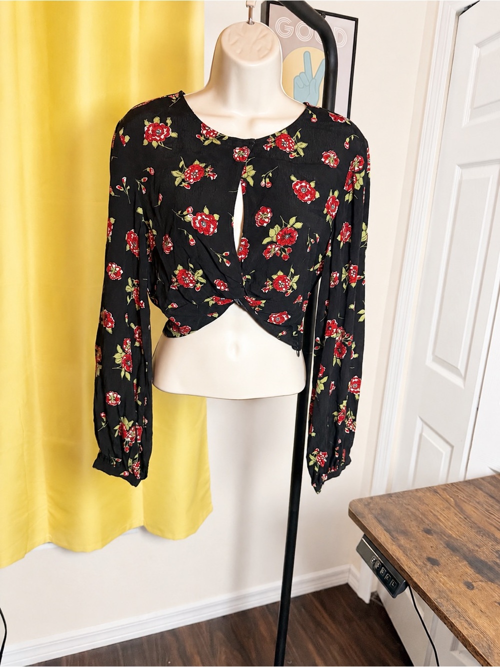 Zara Women’s Medium Black Red Floral Keyhole Twist Front Crop Top NWT Romantic - Picture 2 of 8